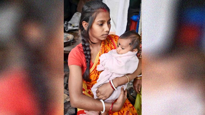 তিন মাসের ছেলের গায়ে বস্তা জড়িয়েই রাতভর রাস্তায়